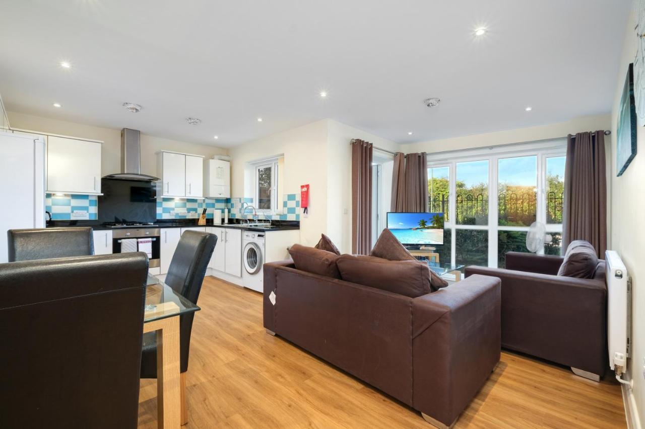 London Heathrow Living Serviced Apartments By Ferndale Stanwell Exterior photo