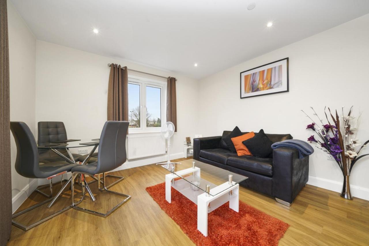 London Heathrow Living Serviced Apartments By Ferndale Stanwell Exterior photo