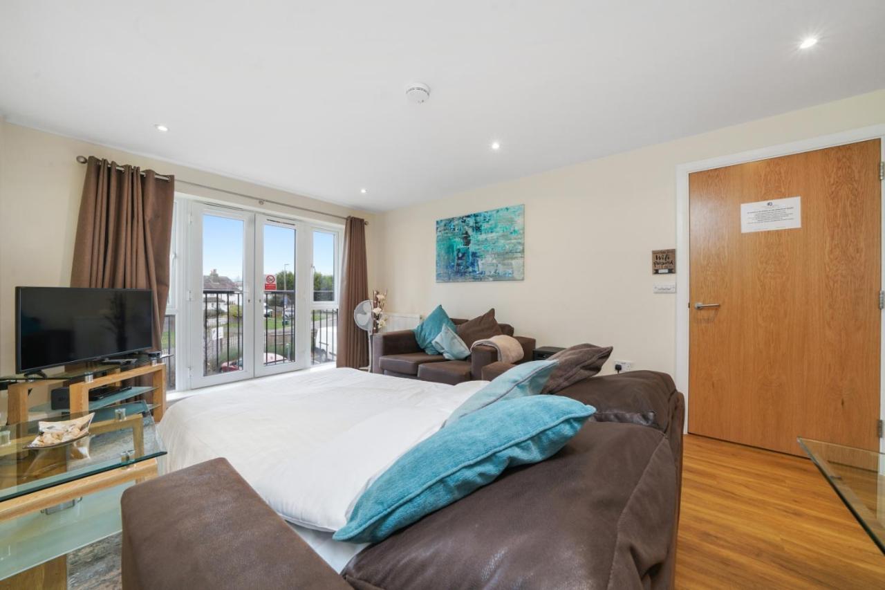 London Heathrow Living Serviced Apartments By Ferndale Stanwell Exterior photo